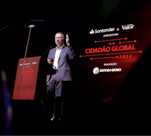 Líderes mundiais Jeremy Oppenheim e Sanda Ojiambo no evento Cidadão Global