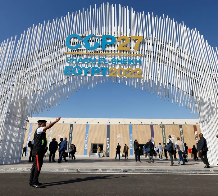 Policial na frente do centro de convenções da COP27, no Egito.