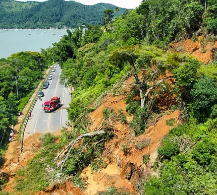 Deslizamento em Lamberto, km 61 em Ubatuba. Foto: Defesa Civil