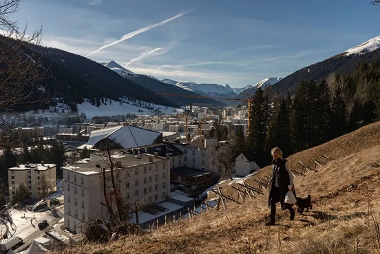 A falta de neve torna as trilhas acessíveis aos passeadores de cães em 6 de janeiro — Foto: Francesca Volpi/Bloomberg