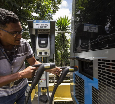 Recarga de ônibus elétrico em garagem de empresa na zona sul de São Paulo