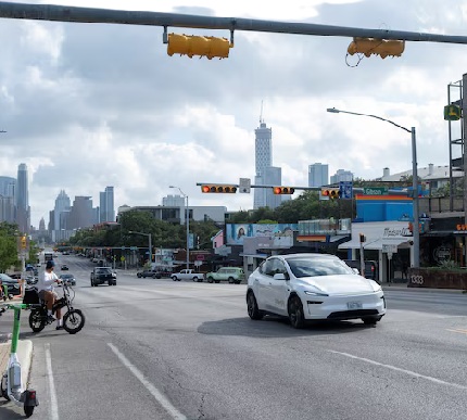 Robotáxi circula pela South Congress Avenue em Austin, Texas, EUA